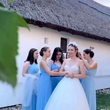 Zsófi koszorúslányai körében